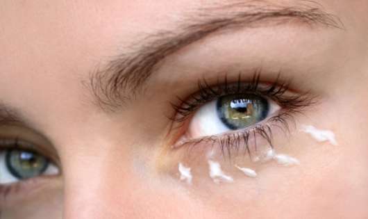 Cremen gegen Augenfältchen, Quelle: Istockphoto