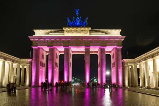 Brandenburger Tor in Berlin in Pink beleuchtet im Rahmen der Kampagne "Bewusstsein für Brustkrebs 2009", Quelle: Estée Lauder Companies Inc.