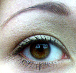 Auge mit essence No Limits Mascara, Farbe: 01 Black