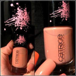 Produktbild zu Catrice Ultimate Nail Lacquer – Farbe: C04 Biscuits & Cupcakes (“Urban Baroque” LE)