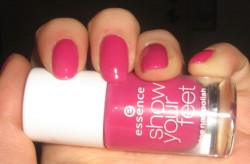 Produktbild zu essence show your feet toe nail polish – Farbe: 04 very berry