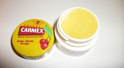 Produktbild zu Carmex Cherry Moisturising Lip Balm