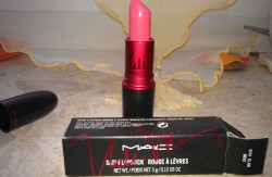 Produktbild zu M·A·C Viva Glam Nicki Satin Lipstick