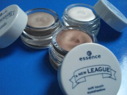Produktbild zu essence a new league soft touch eyeshadow – Farbe: 01 my caddy in the wind (LE)