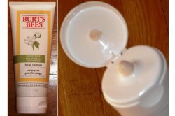 Produktbild zu Burt’s Bees Sensitive Facial Cleanser