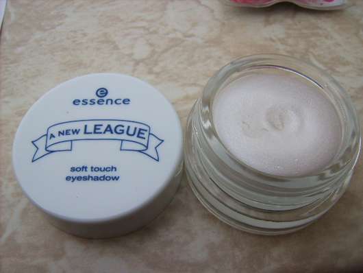 essence a new league soft touch eyeshadow, Farbe: 02 happy preppy (LE)