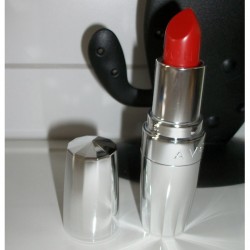 Produktbild zu AVON Perfect Kiss Lipstick – Farbe: red embrace