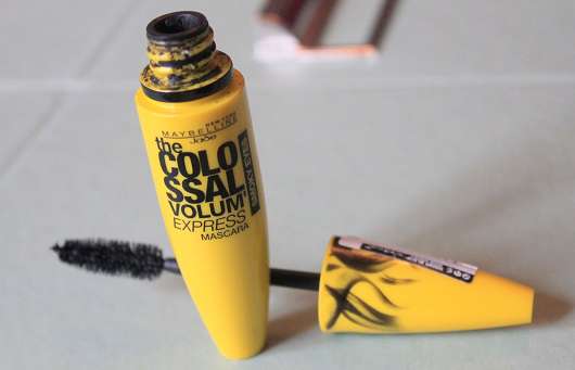 Produktbild zu Maybelline New York The Colossal Volum’ Express Mascara Smoky Eyes – Farbe: Dangerous Smoky Black