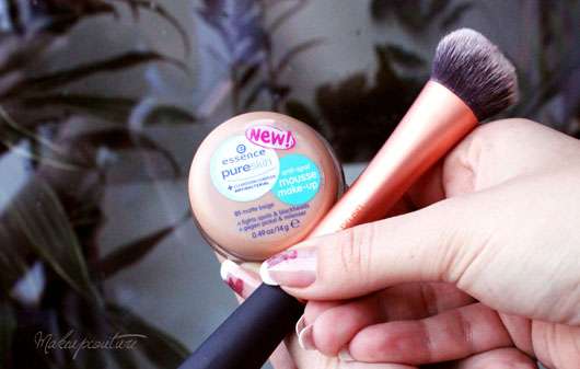 Produktbild zu essence pure skin anti-spot mousse make-up – Farbe: 01 matt beige