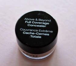 Produktbild zu NYX Above & Beyond Full Coverage Concealer – Farbe: CJ01 Porcelain