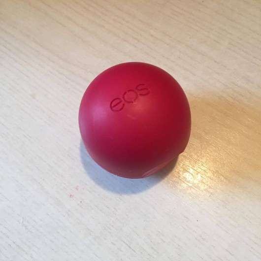 <strong>eos</strong> Smooth Spheres Organic Lip Balm - Sorte: Pomegranate Raspberry