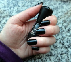 Produktbild zu essence colour & go nail polish – Farbe: 144 black is back