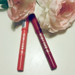 Produktbild zu essence velvet stick matt lip colour – Farbe: 03 mega melon & 04 cherry crash