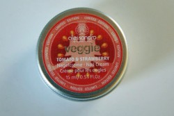 Produktbild zu alessandro International veggie tomato & strawberry Nagelcreme (LE)