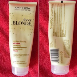 Produktbild zu JOHN FRIEDA® SHEER BLONDE Highlight Activating Volumen Shampoo