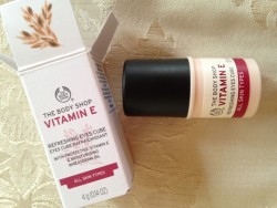 Produktbild zu The Body Shop Vitamin E Refreshing Eyes Cube