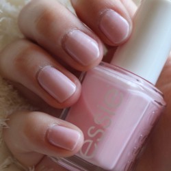 Produktbild zu essie Nagellack – Farbe: 17 muchi muchi