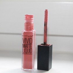 Produktbild zu Maybelline New York Color Sensational Vivid Matte Liquid Lip Color – Farbe: 50 Nude Thrill