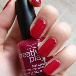 Produktbild zu CND CREATIVE PLAY Nail Lacquer – Farbe: Berry Busy