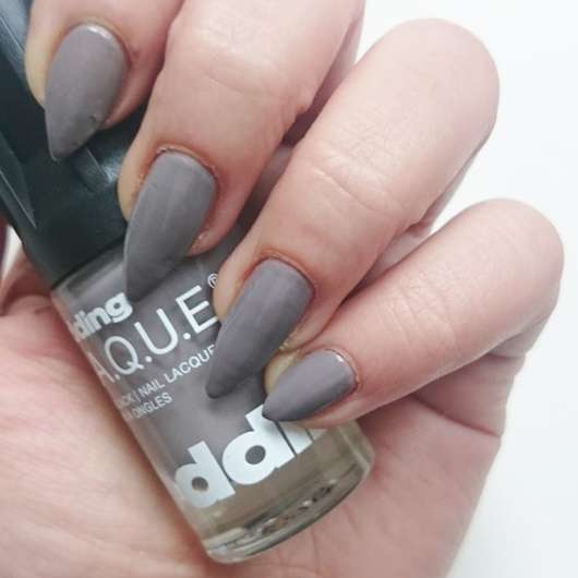 edding L.A.Q.U.E Nail Lacquer, Farbe: 194 greedy grey - auf den Nägeln