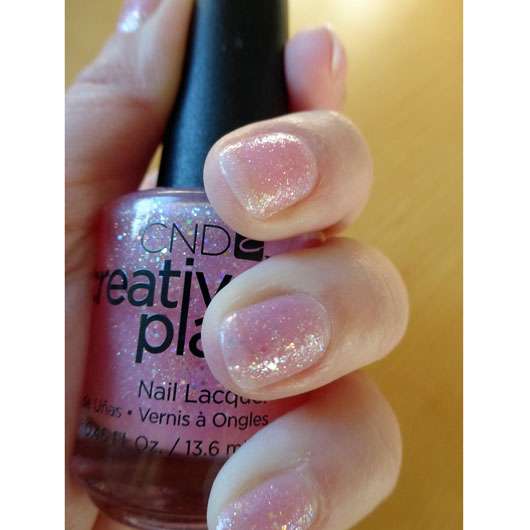 CND CREATIVE PLAY Nail Lacquer, Farbe: Pinkle Twinkle auf den Nägeln
