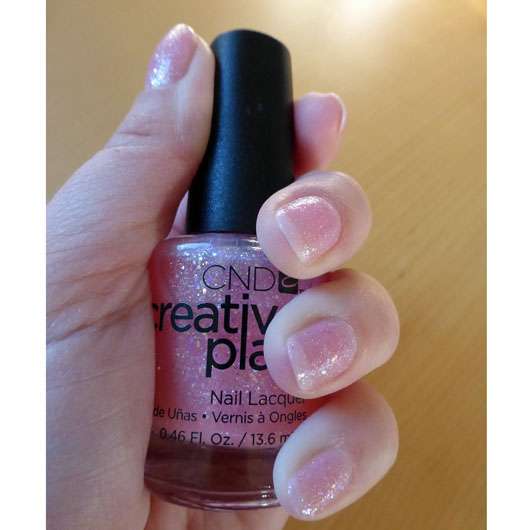 CND CREATIVE PLAY Nail Lacquer, Farbe: Pinkle Twinkle auf den Nägeln