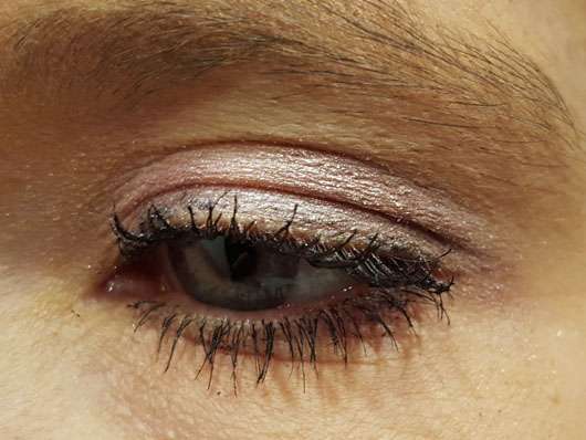 essence the false lashes mascara dramatic volume unlimited, Farbe: black - geschminktes Auge