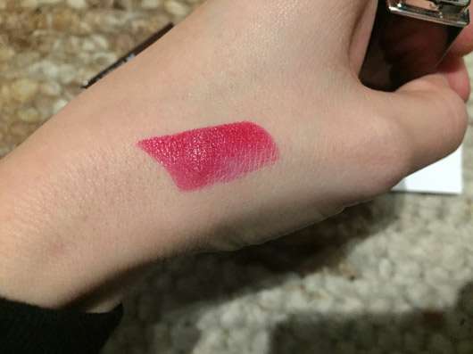 NICKA K NEW YORK Hydro Lipstick, Farbe: NY001 Daring - Farbe auf Handrücken