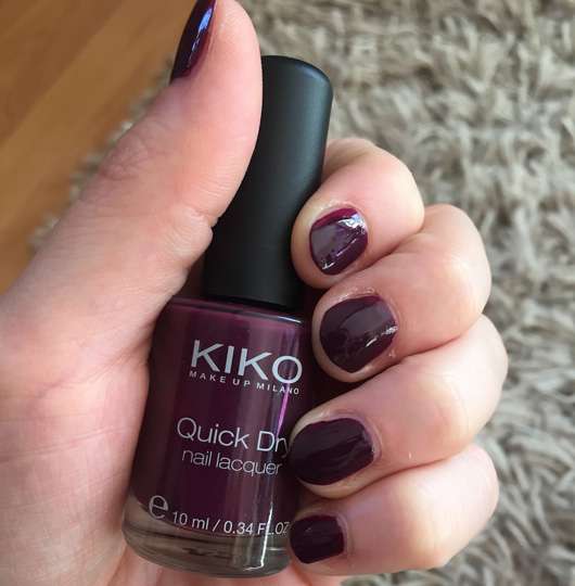 KIKO quick dry nail lacquer, Farbe: 811 plum Flasche und Fingernägel lackiert