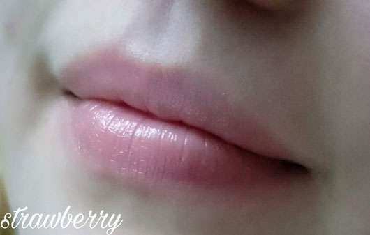 ABSOLUTE NEW YORK Duo Lip Balm „Absolute Love“ (Strawberry + Bubble Gum) - Sorte Strawberry auf den Lippen