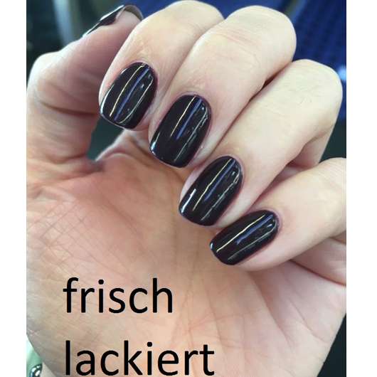 frisch lackierte Nägel mit Catrice Ultimate Nail Lacquer, Farbe: 121 Plump Around