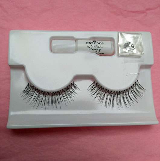 essence we are... crazy false lashes & 3D rhinestone set - 01 I’m crazy like you (LE) - Wimpern in der Verpackung