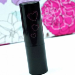 Produktbild zu essence we are… fabulous velvet matt lipstick – Farbe: 03 P.S. we love berry  (LE)