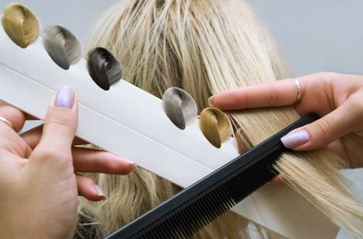 Friseur sucht anhand von Swatches Haarfarbe raus