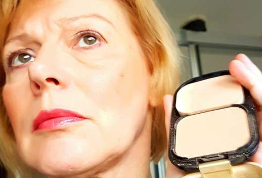Gesicht geschminkt mit Max Factor Facefinity Compact Make-up, Farbe: 06 Golden