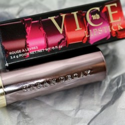 Produktbild zu Urban Decay VICE Lipstick  – Farbe: Conspiracy (Metallized Finish)