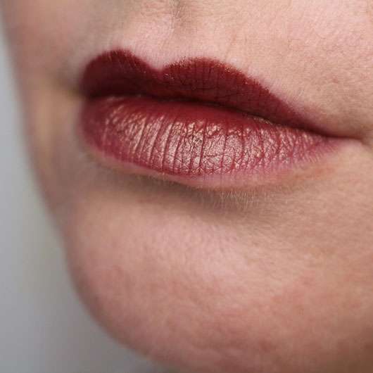 Urban Decay VICE Lipstick, Farbe: Conspiracy (Metallized Finish) - auf den Lippen