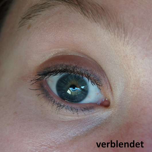 Auge mit verblendetem alverde Kajal Eyeliner, Farbe: 11 Anthrazit