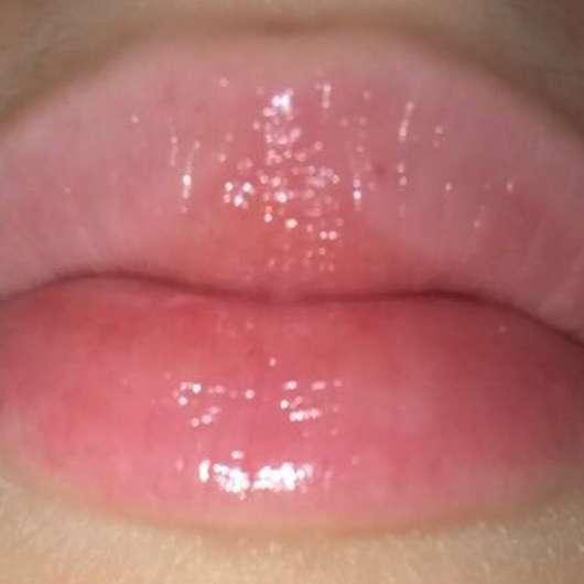 eos Lippenbalsam Lippenpflegestift Granatapfel-Himbeere auf den Lippen