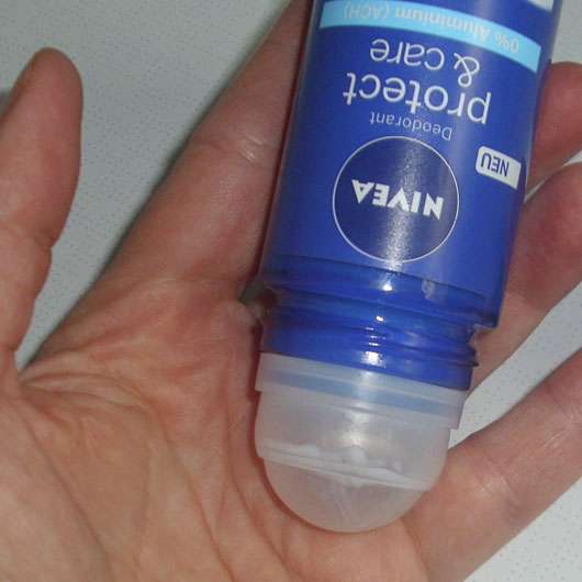 NIVEA PROTECT & CARE Deodorant Roll-On Flasche in der Hand