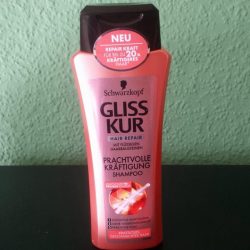 Produktbild zu Schwarzkopf GLISS KUR Hair Repair Prachtvolle Kräftigung Shampoo