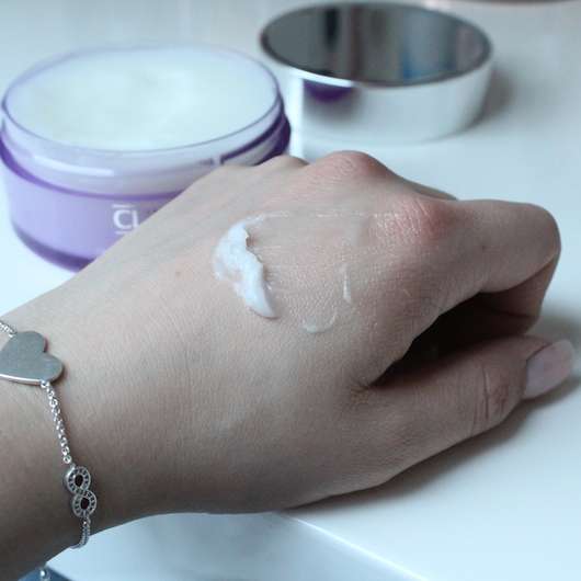 Clinique Take The Day Off Cleansing Balm auf der Hand