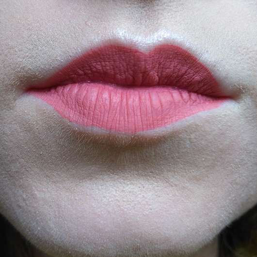Make Up Factory Mat Lip Fluid Longlasting, Farbe: 65 Soft Raspberry auf den Lippen
