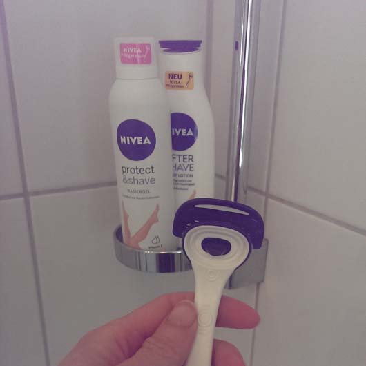  NIVEA PROTECT & SHAVE Schwinggelenk-Rasierer unter der Dusche