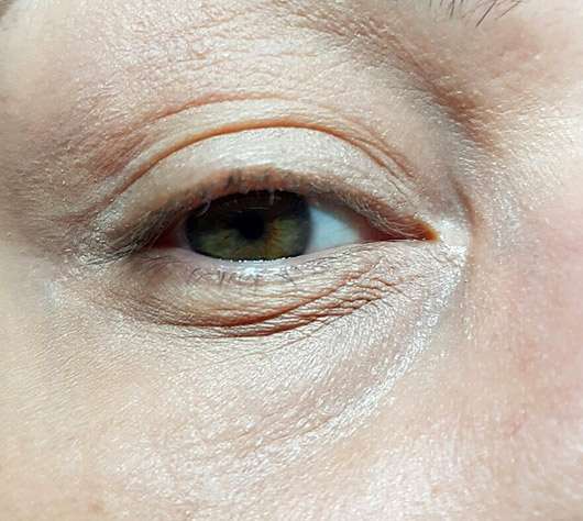 IsaDora Cover Up Stick ’n Brush Foundation & Concealer, Farbe: Sand Beige - Augenschatten abgedeckt