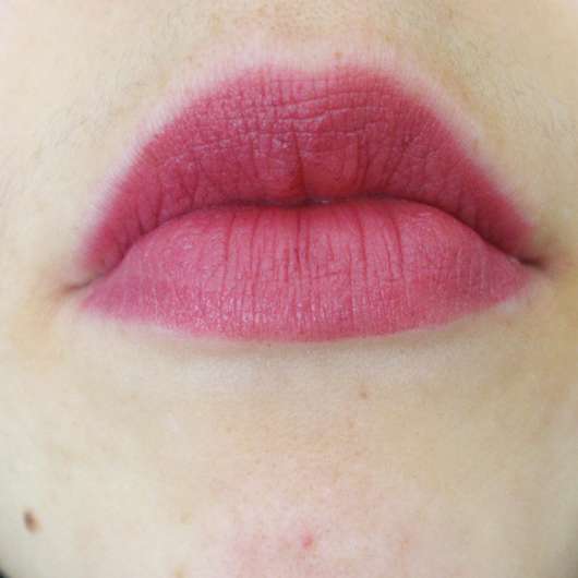 alverde Mat Lipstick, Farbe: 30 Lilac Passion auf den Lippen