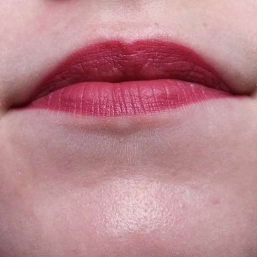 alverde Mat Lipstick, Farbe: 30 Lilac Passion auf den Lippen