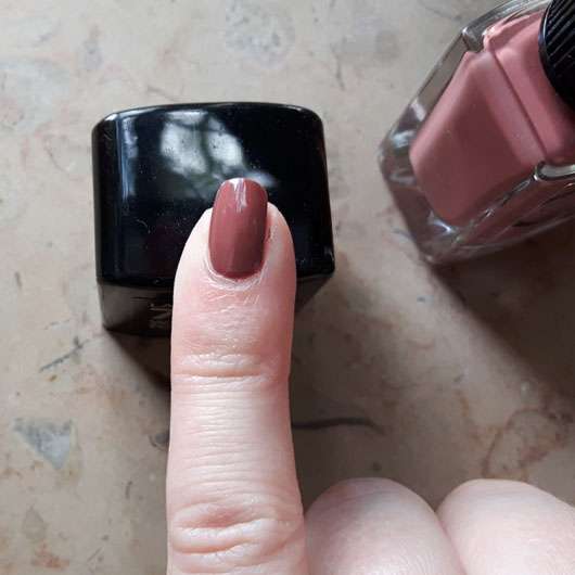 Catrice ICONails Gel Lacquer, Farbe: 10 Rosywood Hills auf dem Nagel