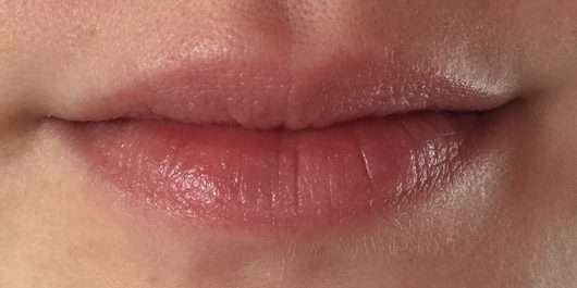 Lippen mit eos Smooth Spheres Organic Lip Balm, Sorte: Fresh Grapefruit