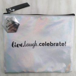 Produktbild zu essence live. laugh. celebrate! make-up bag (LE)